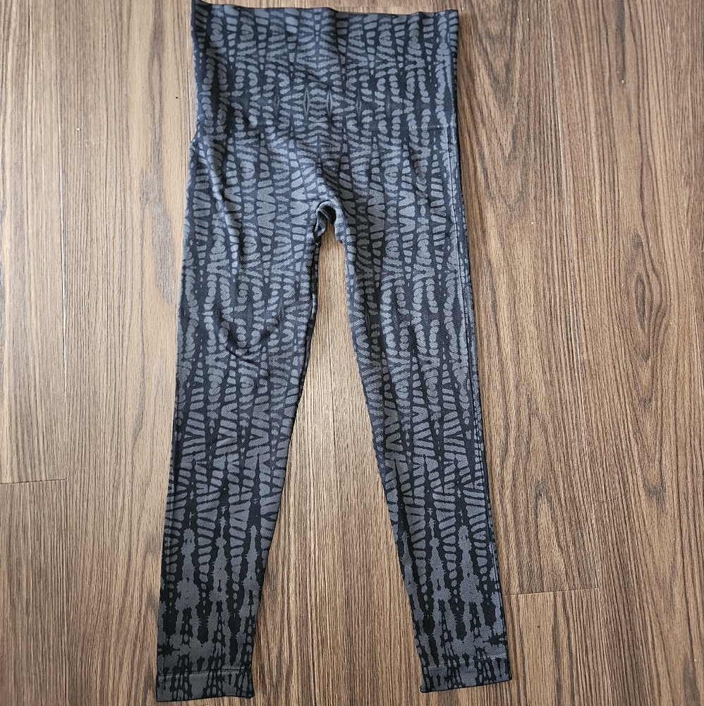 SPANX Look at Me Now LAMN Gray Black Geo Pattern Leggings S Small Graphic Print